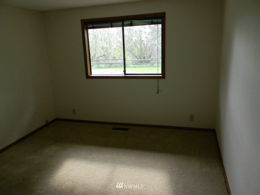 17524 Northcraft Road Southeast Tenino, WA 98589 - Photo 9 of 13 Gallery Image 9