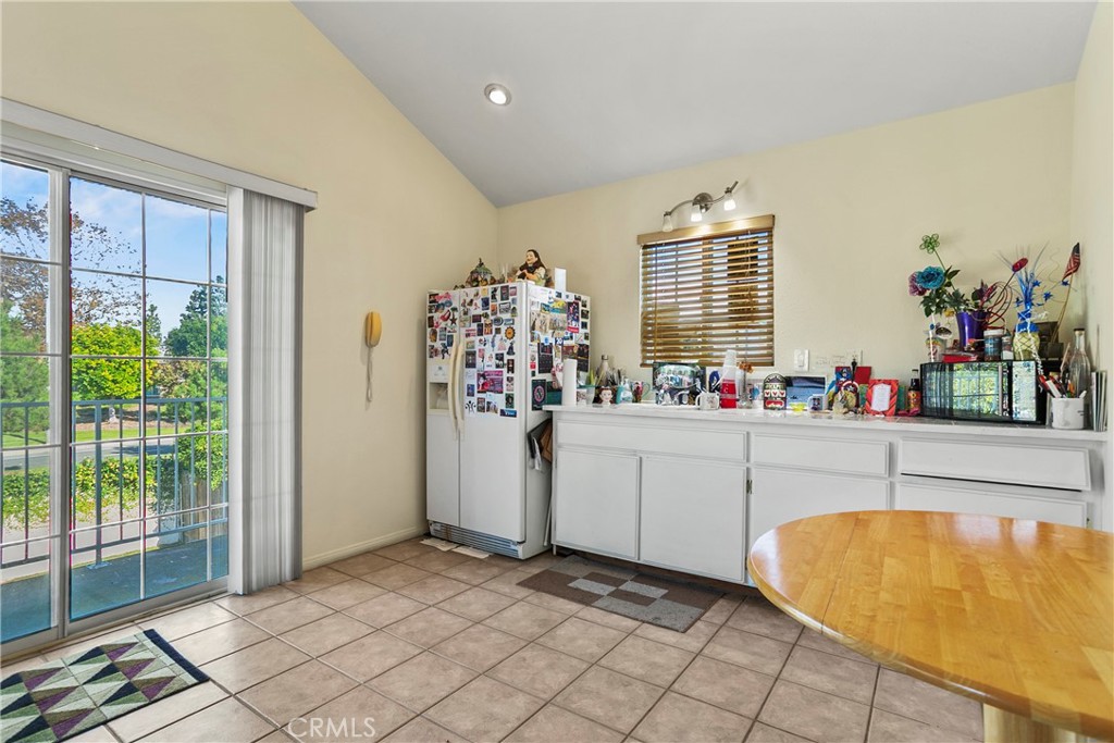 4801 Redbluff Circle Irvine, CA 92604 - Photo 23 of 34 a spacious bathroom with a tub mirror and window