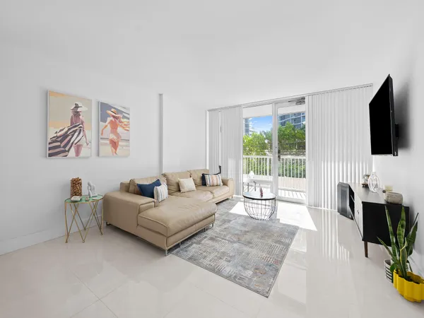 $2,599 | 2200 Northeast 33rd Avenue, Unit 2D, Fort Lauderdale, FL 33305