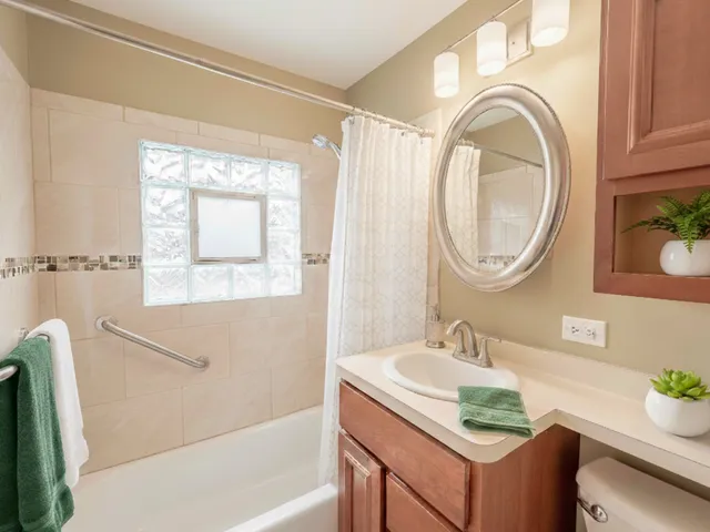 $319,900 | 5831 West 89th Street, Oak Lawn, IL 60453