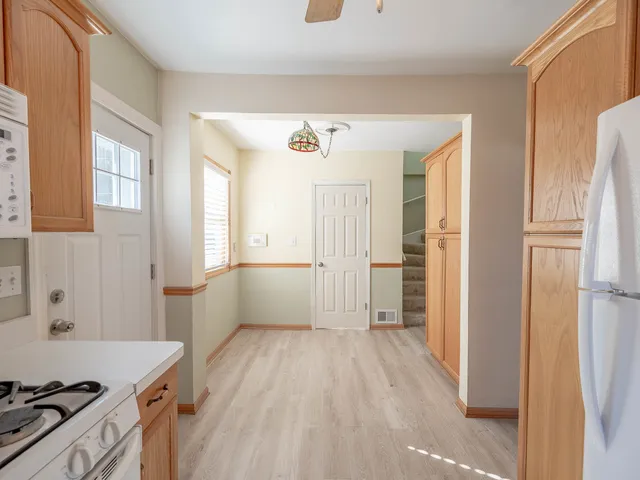 a view of entryway with a yard