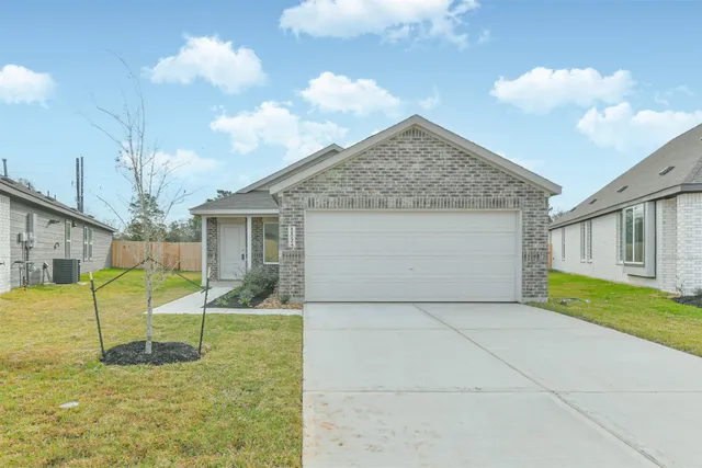 a view of a house with backyard and a garden