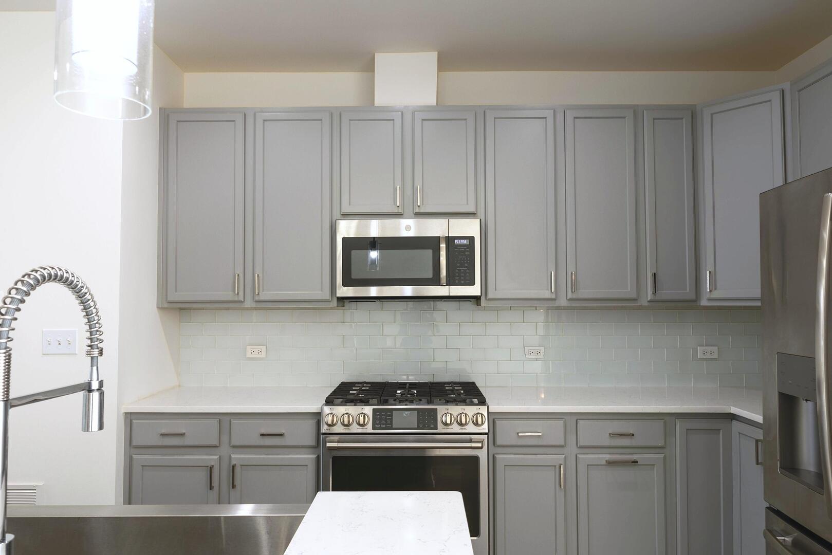 4154 Irving Road Aurora, IL 60504 - Photo 8 of 37 Gallery Image 8