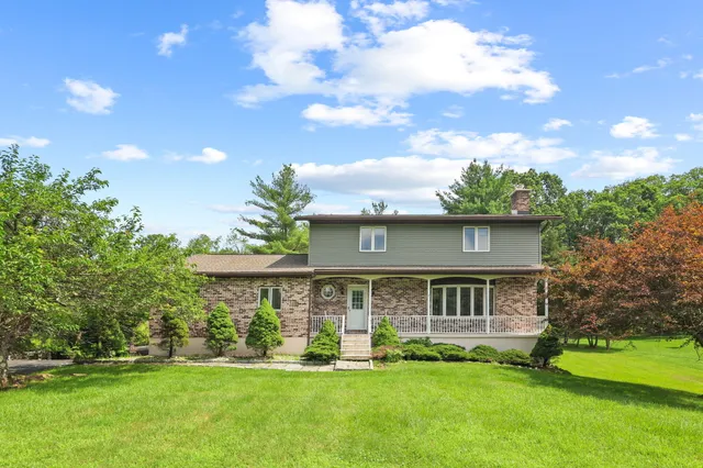 $595,000 | 127 Stoneleigh Drive, East Stroudsburg, PA 18301