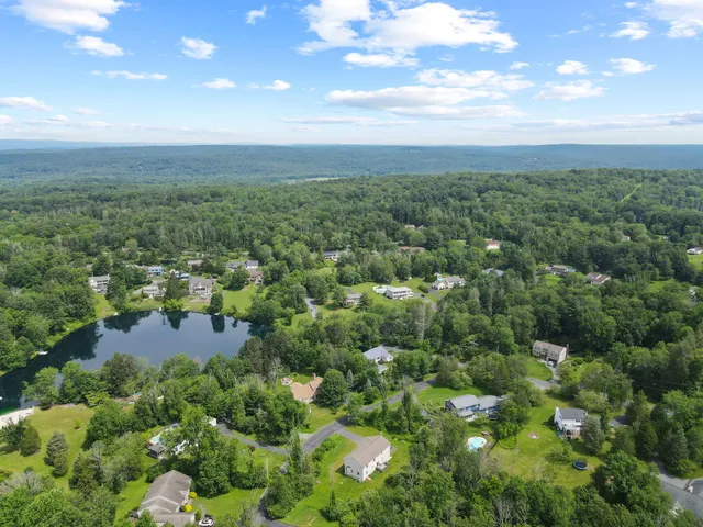 $595,000 | 127 Stoneleigh Drive, East Stroudsburg, PA 18301