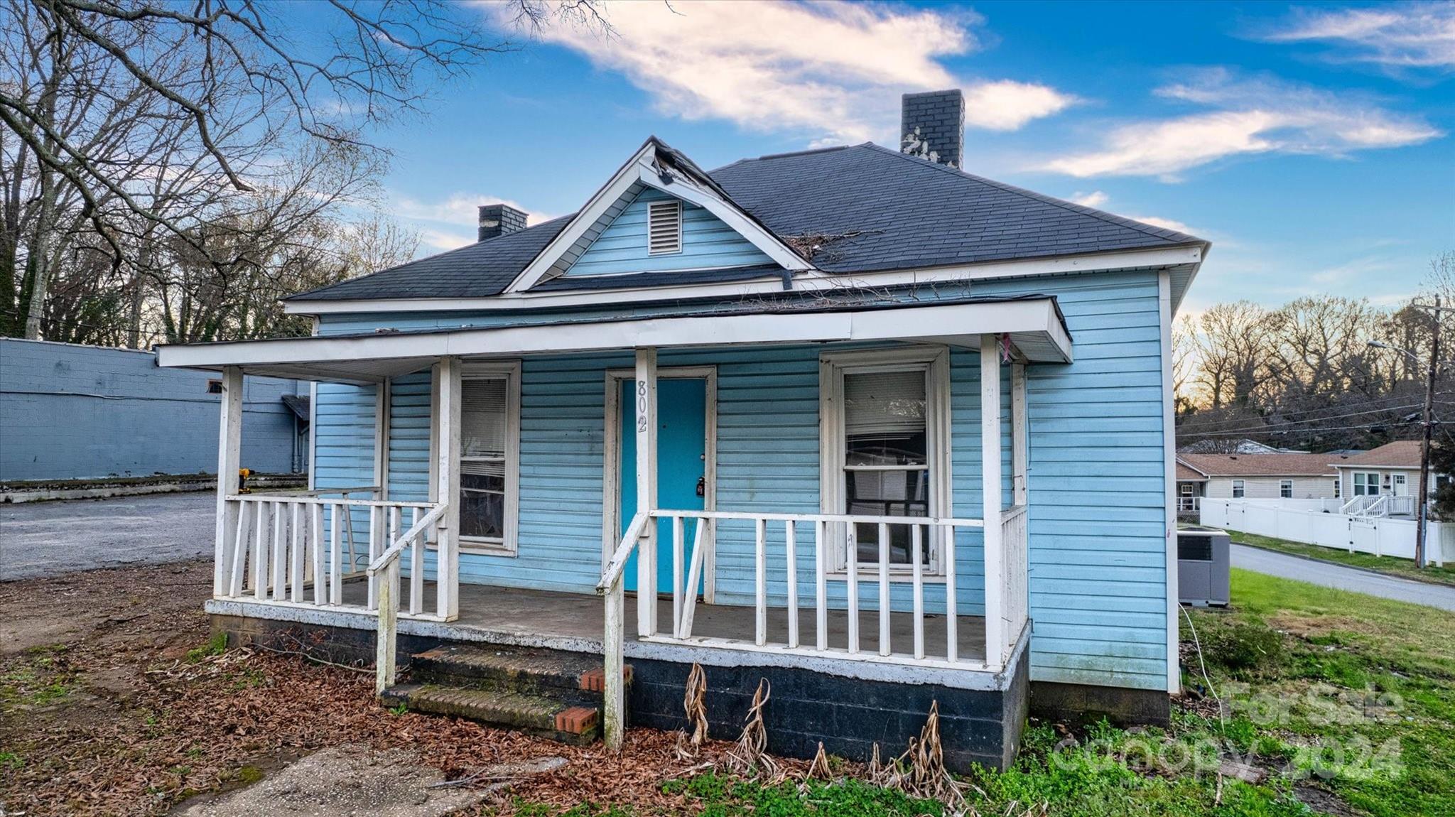 802 South Hoskins Road Charlotte, NC 28208 - Photo 2 of 15 a front view of a house with garden