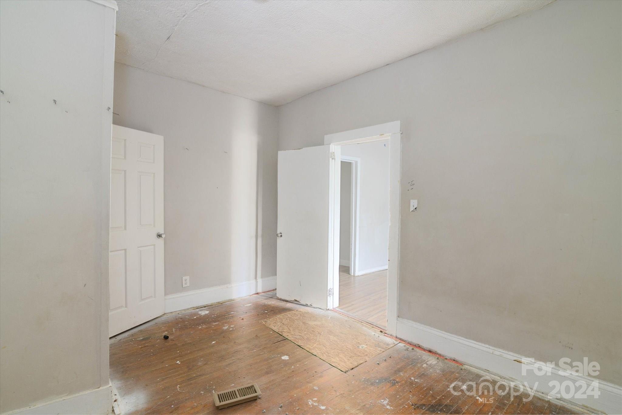 802 South Hoskins Road Charlotte, NC 28208 - Photo 6 of 15 a view of an empty room