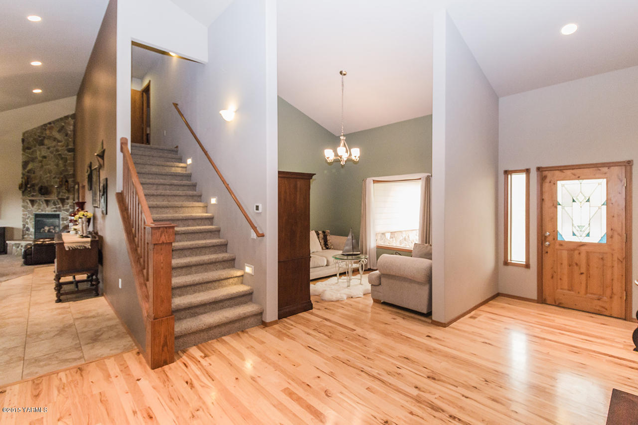 11403 Flintstone Road Yakima, WA 98908 - Photo 2 of 25 Grand Front Entry with Hickory Hardwood