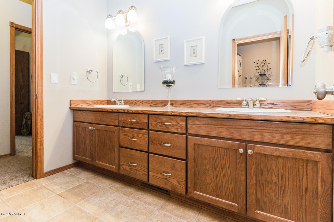 11403 Flintstone Road Yakima, WA 98908 - Photo 11 of 25 Main Bath with Double Sinks