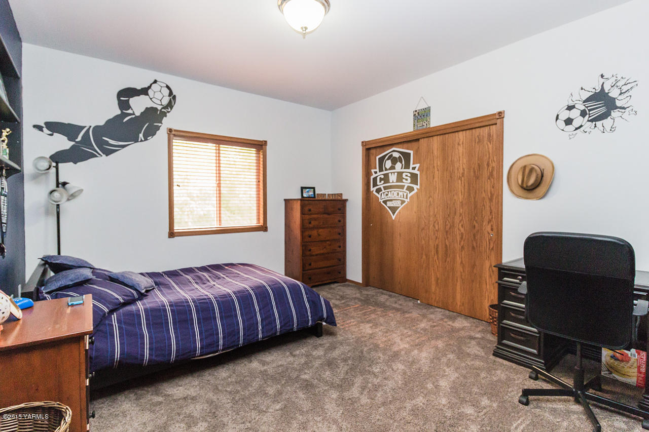11403 Flintstone Road Yakima, WA 98908 - Photo 13 of 25 Third Bedroom