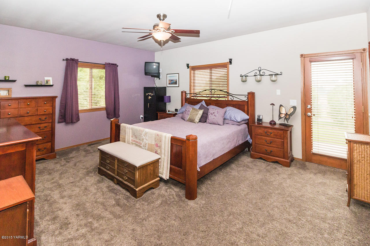 11403 Flintstone Road Yakima, WA 98908 - Photo 14 of 25 Master Bedroom with Door to Back Patio