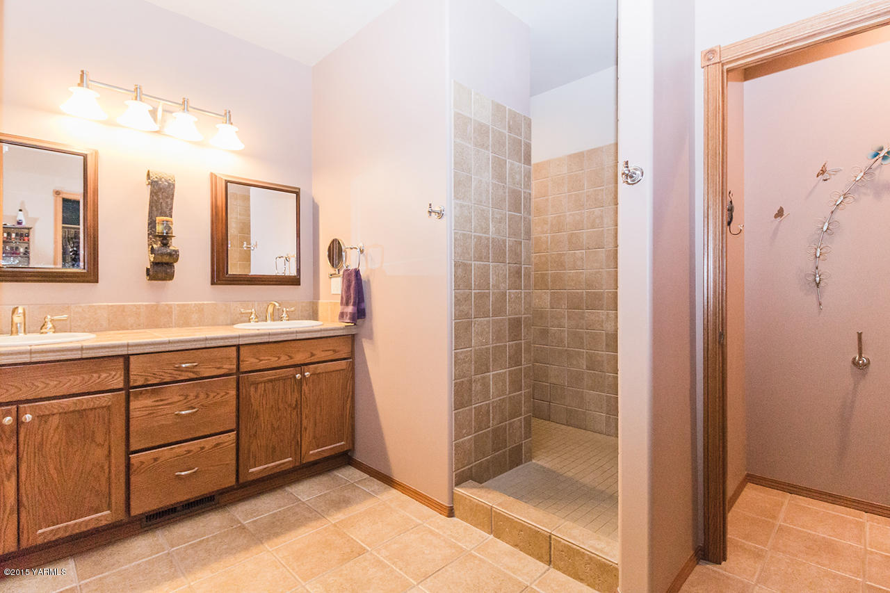 11403 Flintstone Road Yakima, WA 98908 - Photo 15 of 25 Master Bath with Tiled Walk-in Shower