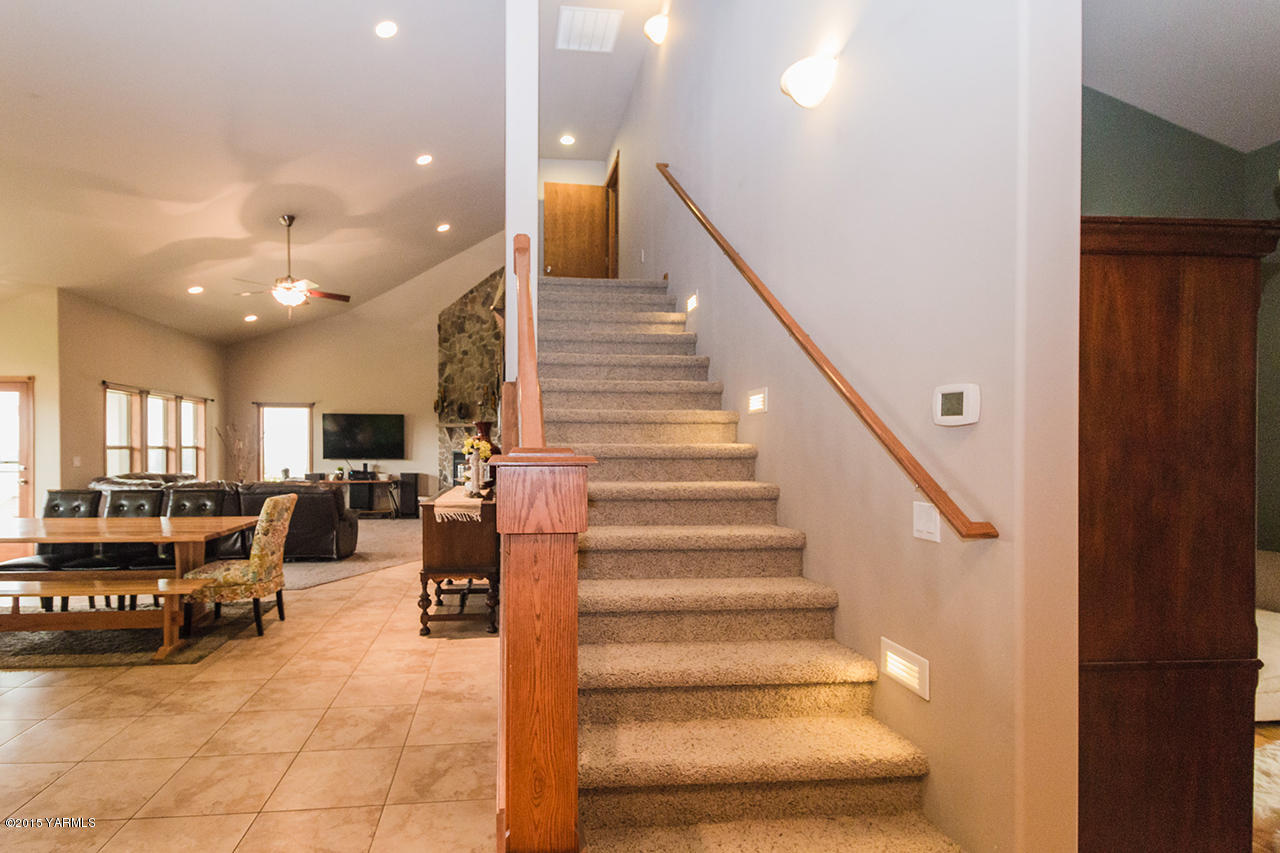 11403 Flintstone Road Yakima, WA 98908 - Photo 16 of 25 Stairway to Bonus Room