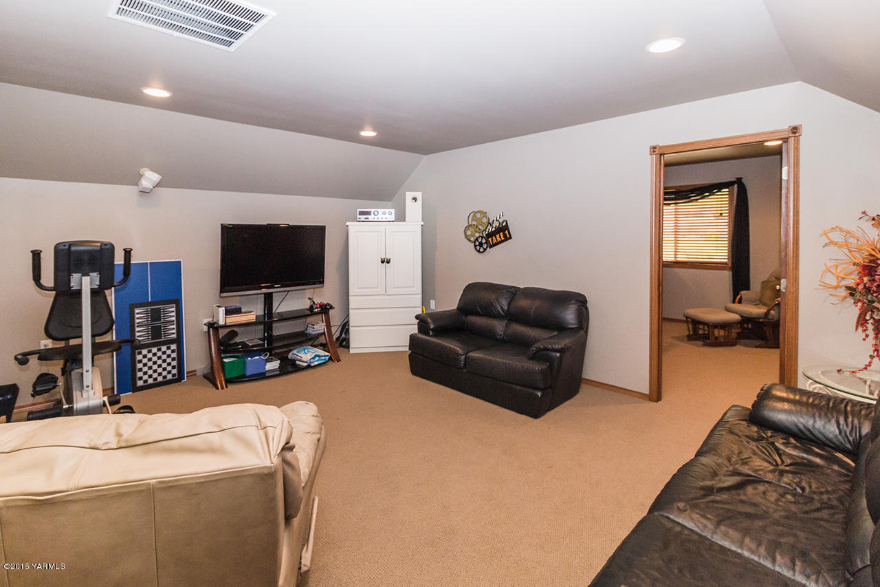 11403 Flintstone Road Yakima, WA 98908 - Photo 17 of 25 Bonus Room Above Three Car Garage