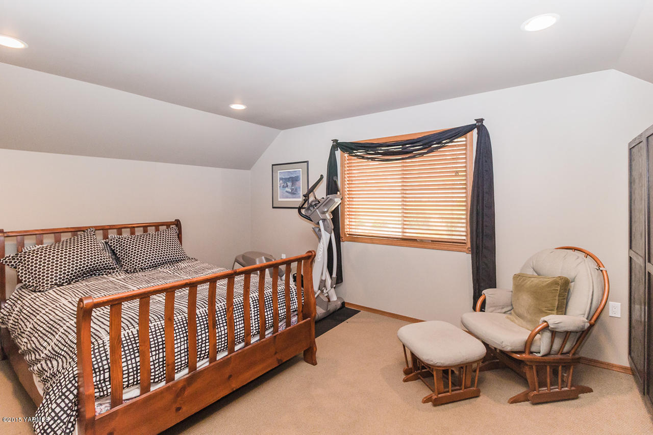 11403 Flintstone Road Yakima, WA 98908 - Photo 18 of 25 Fourth Bedroom off Bonus Room