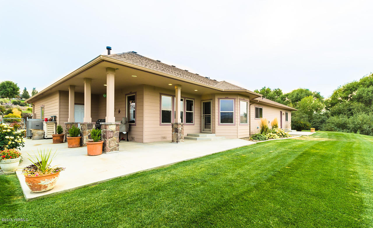 11403 Flintstone Road Yakima, WA 98908 - Photo 19 of 25 Covered Back Patio