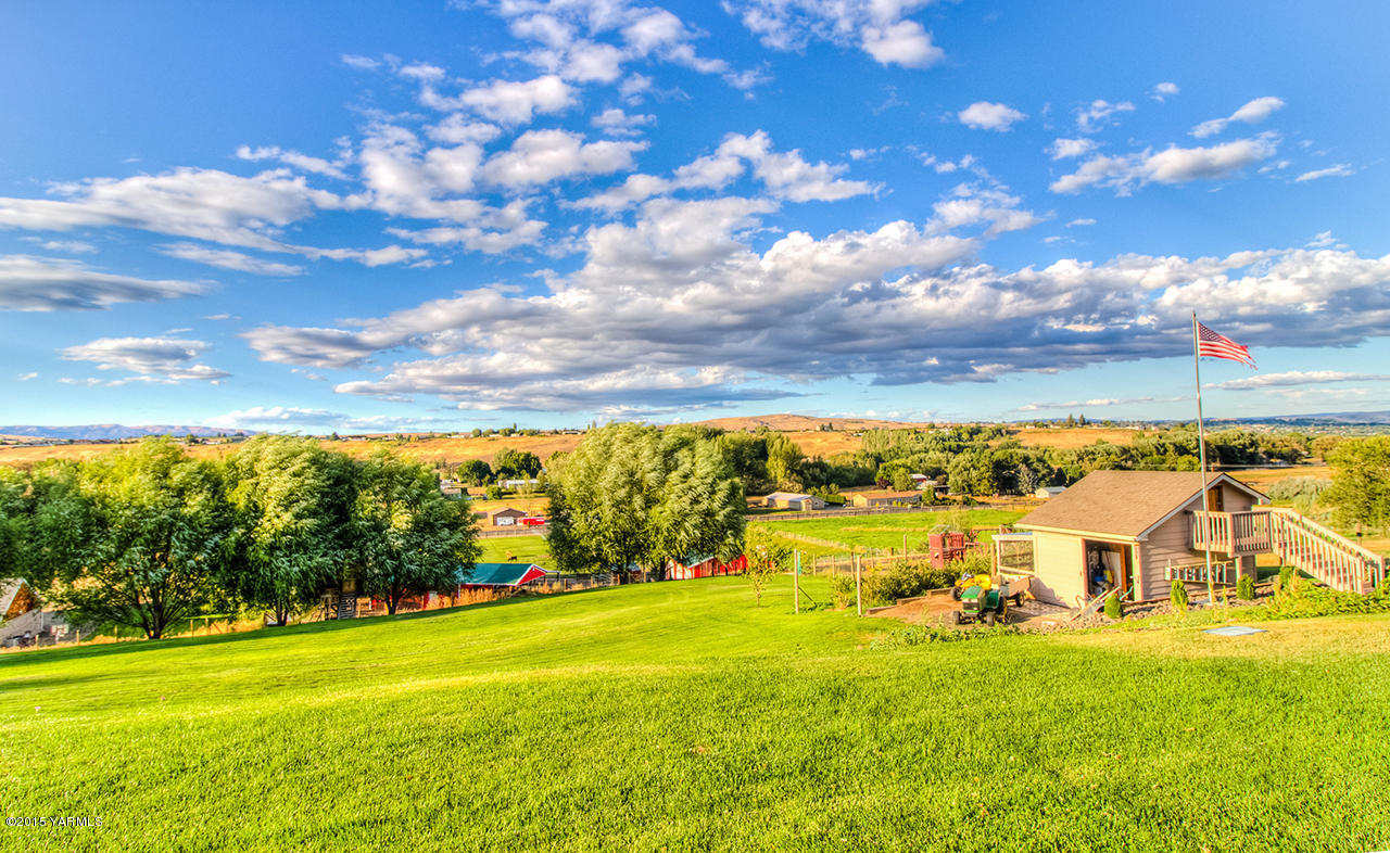 11403 Flintstone Road Yakima, WA 98908 - Photo 20 of 25 Manicured Two Acres