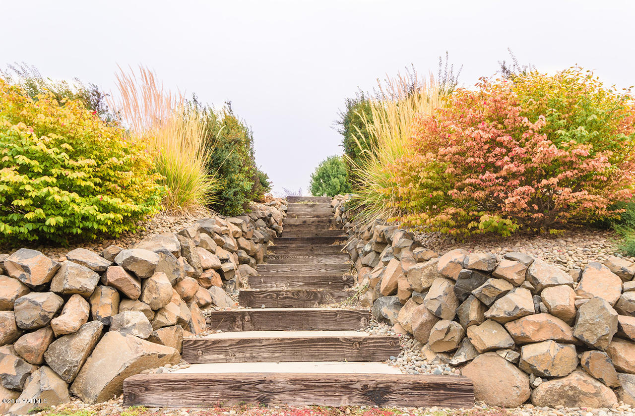 11403 Flintstone Road Yakima, WA 98908 - Photo 23 of 25 Stunning Rock Retaining Walls