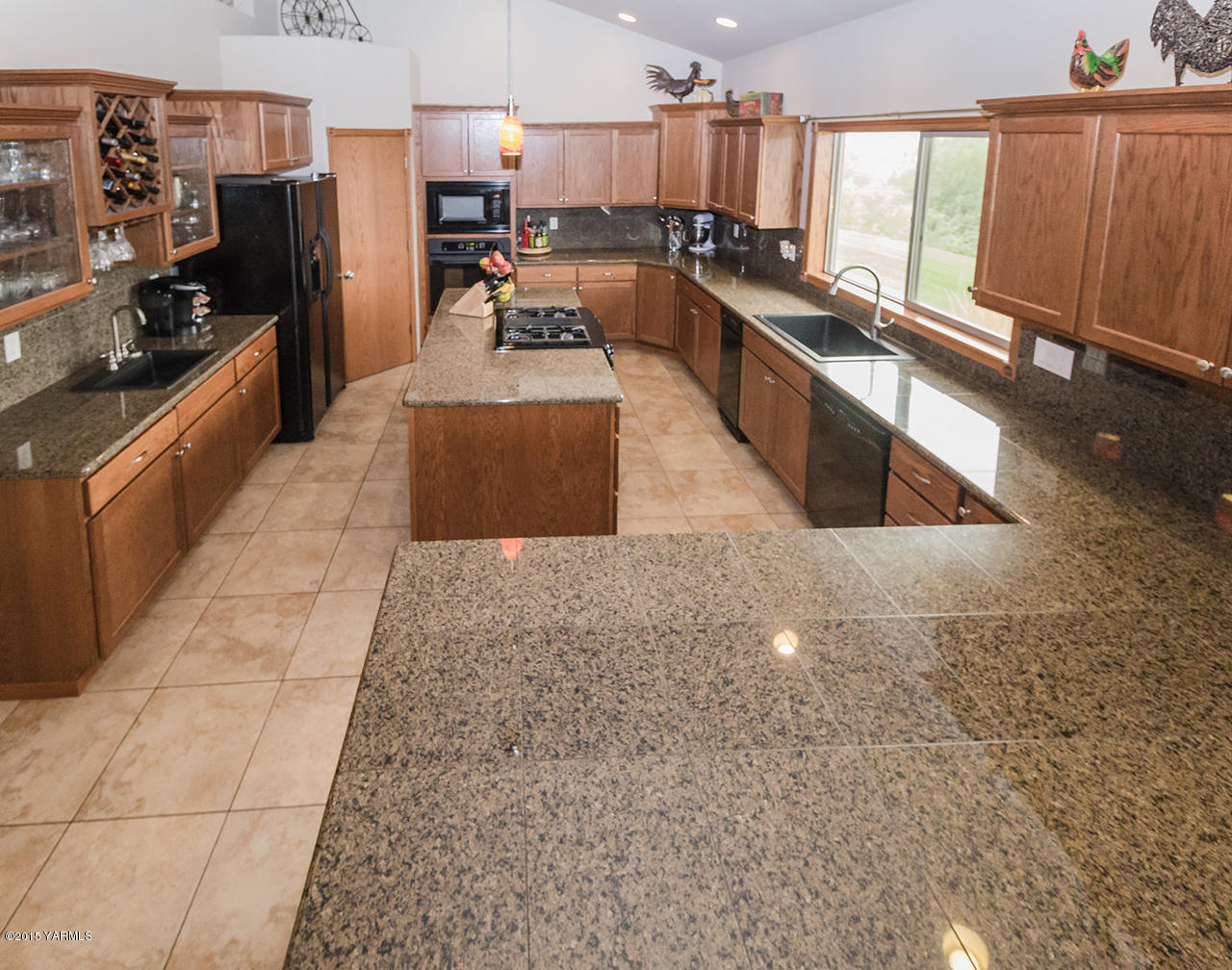 11403 Flintstone Road Yakima, WA 98908 - Photo 4 of 25 Chef's Dream Kitchen