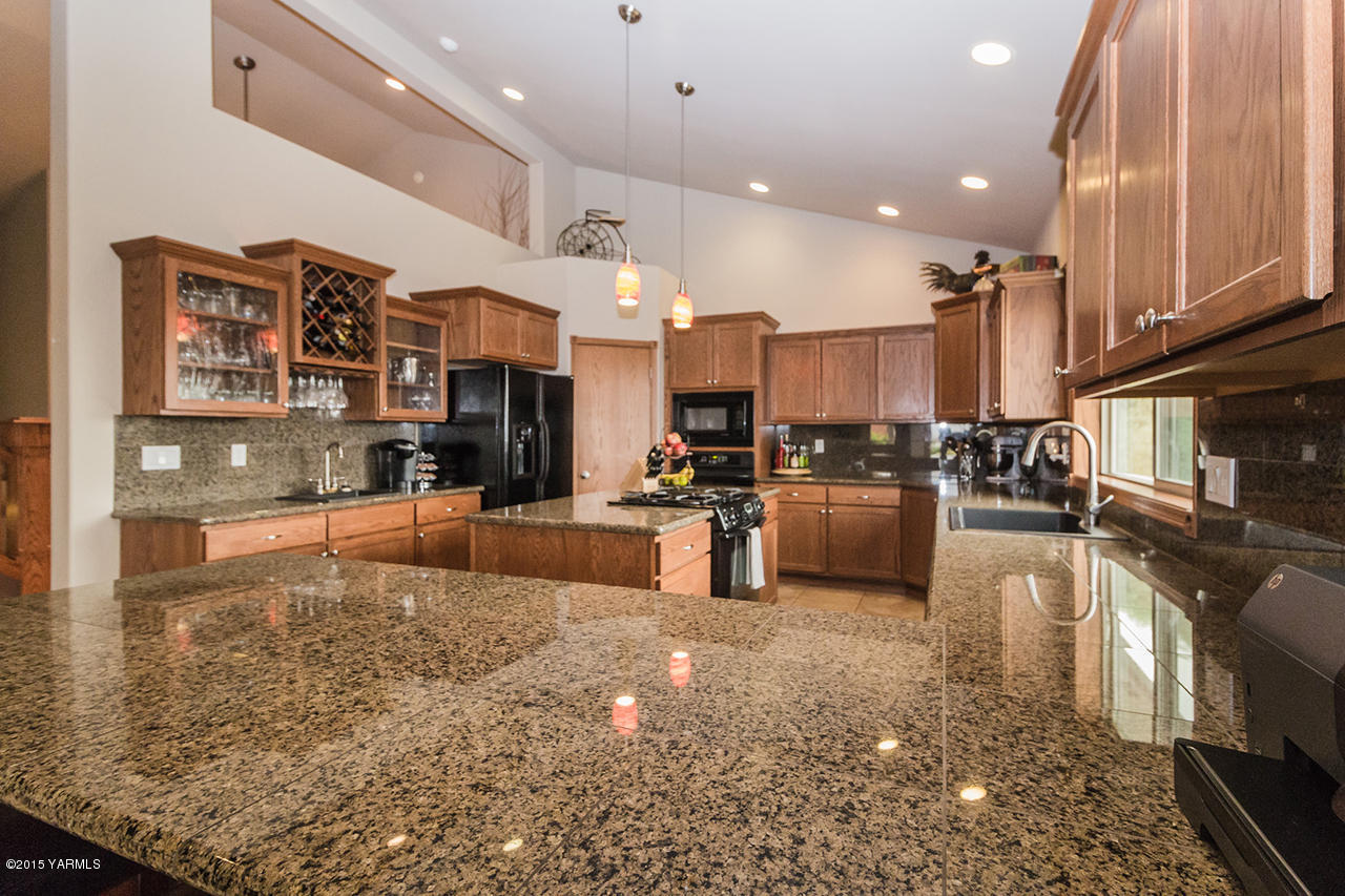 11403 Flintstone Road Yakima, WA 98908 - Photo 5 of 25 Abundance of Counter and Cupboard Space