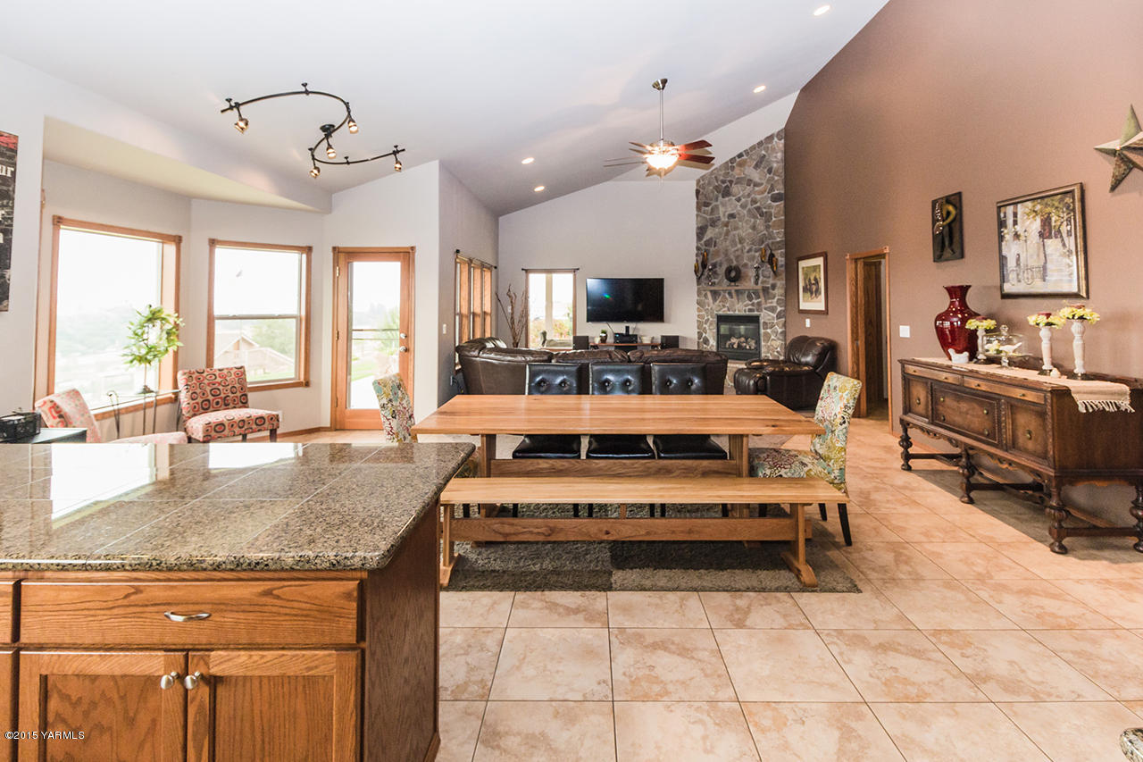 11403 Flintstone Road Yakima, WA 98908 - Photo 6 of 25 Formal Dining Room with Vaulted Ceilings