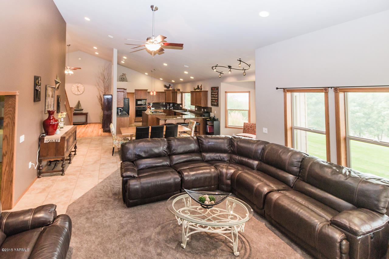 11403 Flintstone Road Yakima, WA 98908 - Photo 7 of 25 Open Concept Family Room