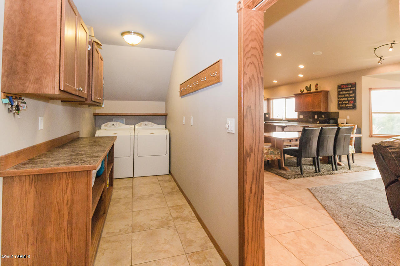 11403 Flintstone Road Yakima, WA 98908 - Photo 8 of 25 Laundry Room