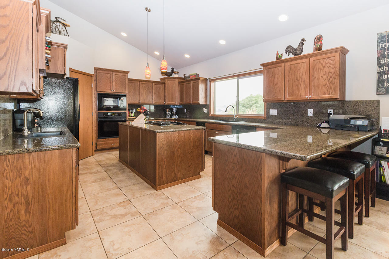11403 Flintstone Road Yakima, WA 98908 - Photo 9 of 25 Spacious Eating Bar