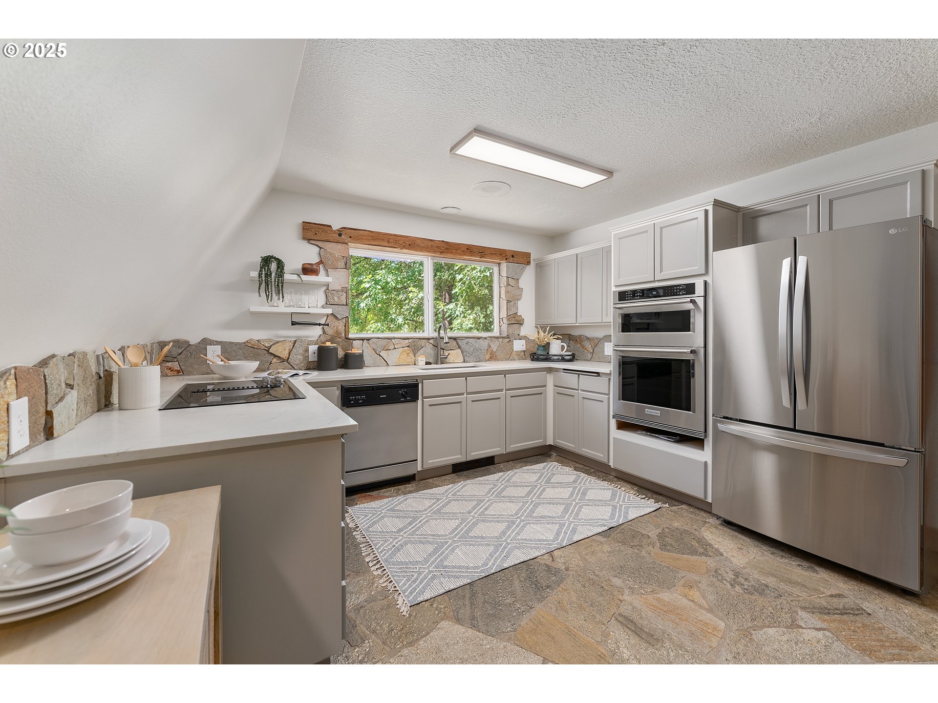 12511 Southwest Bell Road Wilsonville, OR 97070 - Photo 11 of 39 Kitchen
