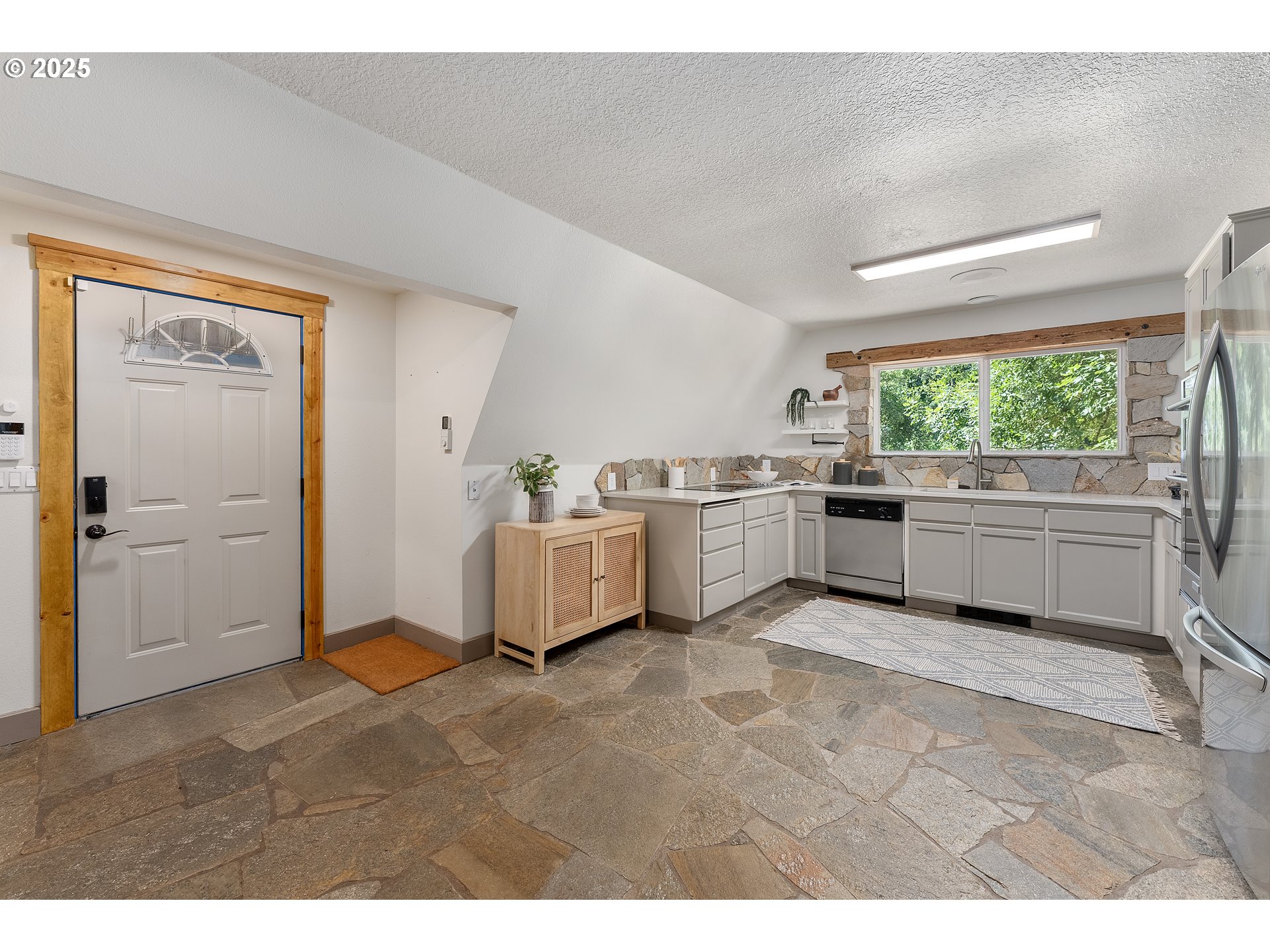 12511 Southwest Bell Road Wilsonville, OR 97070 - Photo 9 of 39 Kitchen