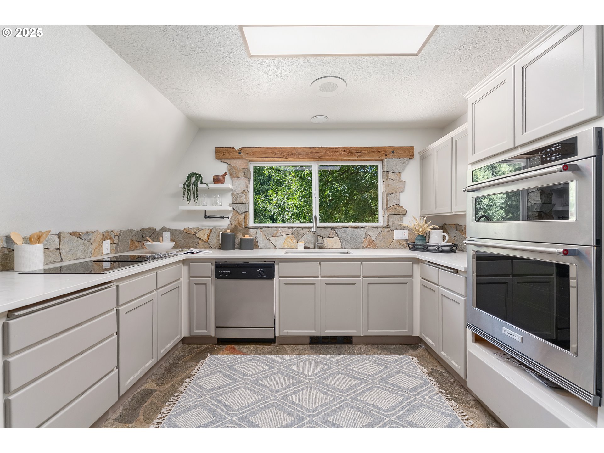 12511 Southwest Bell Road Wilsonville, OR 97070 - Photo 10 of 39 Kitchen