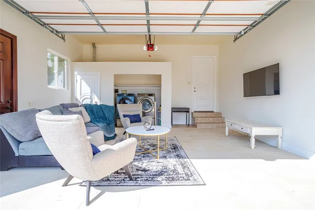 $7,950 | 12945 Calvert Street, Van Nuys, CA 91401