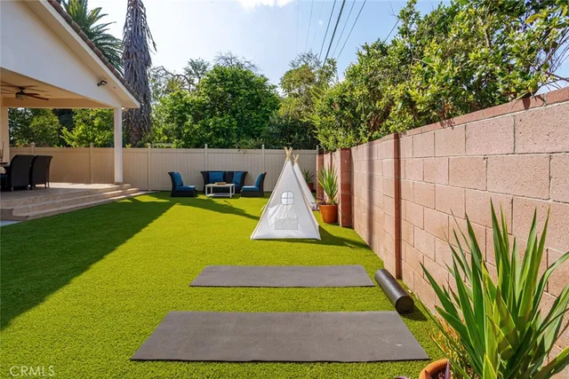 $7,950 | 12945 Calvert Street, Van Nuys, CA 91401