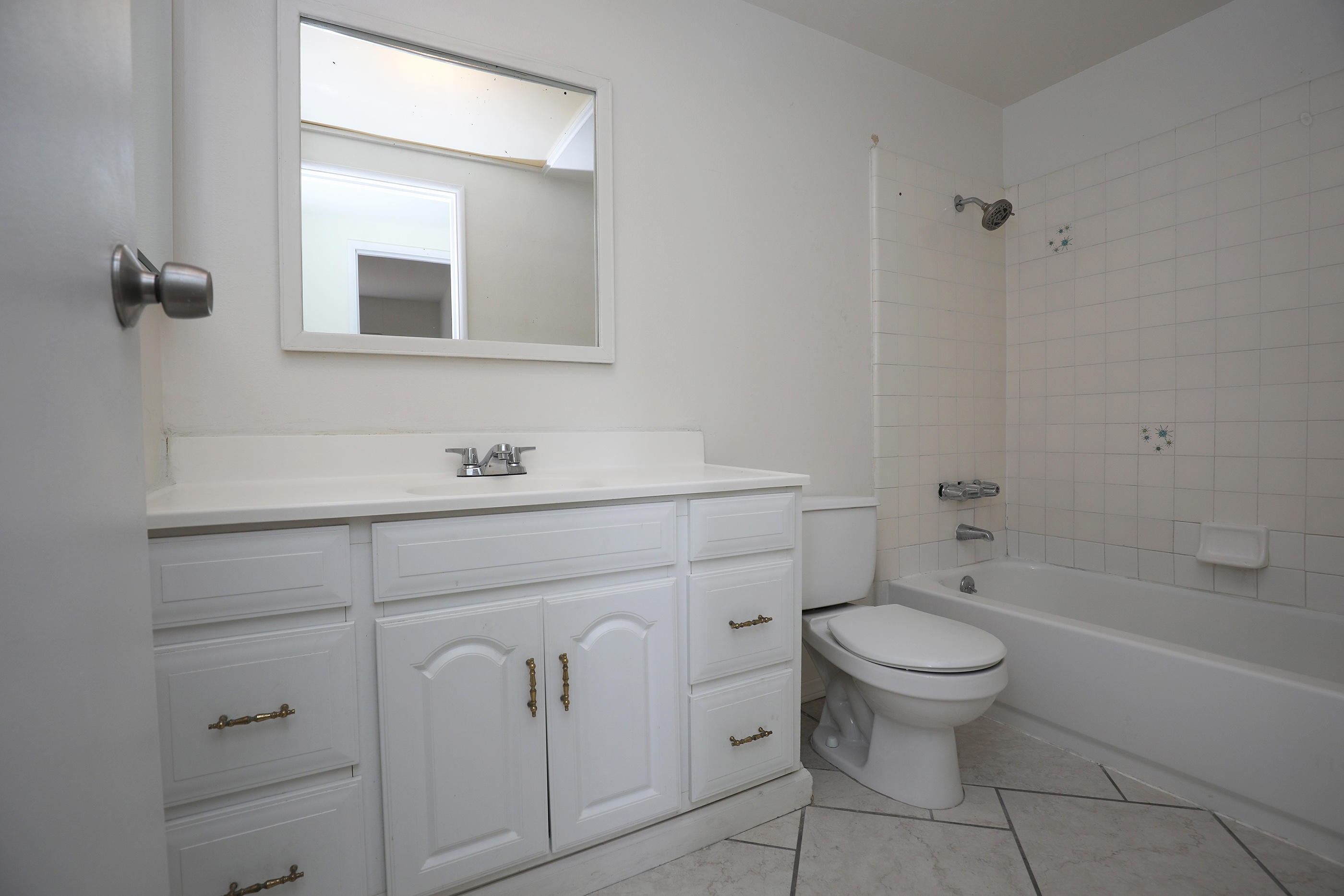 6200 Covington Way Goleta, CA 93117 - Photo 15 of 21 Hall Bath