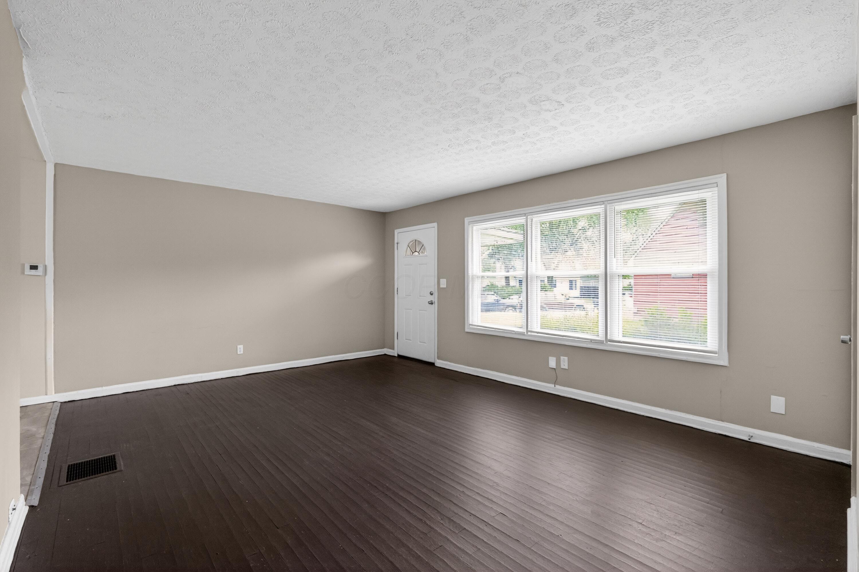 1024 South Kellner Road Columbus, OH 43209 - Photo 4 of 15 04_1024_S_Kellner_Rd-Living_room-r-11