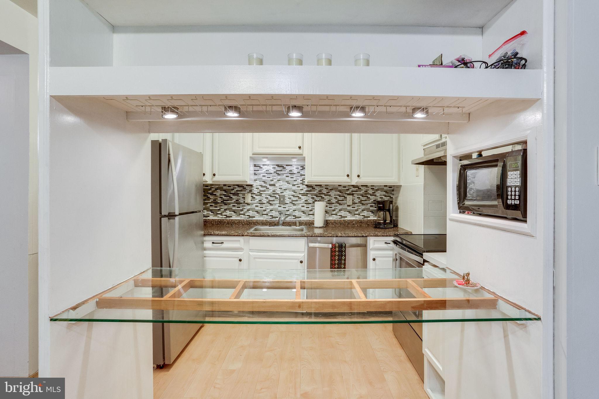 6280 Edsall Road, Unit 201 Alexandria, VA 22312 - Photo 12 of 40 Kitchen bar