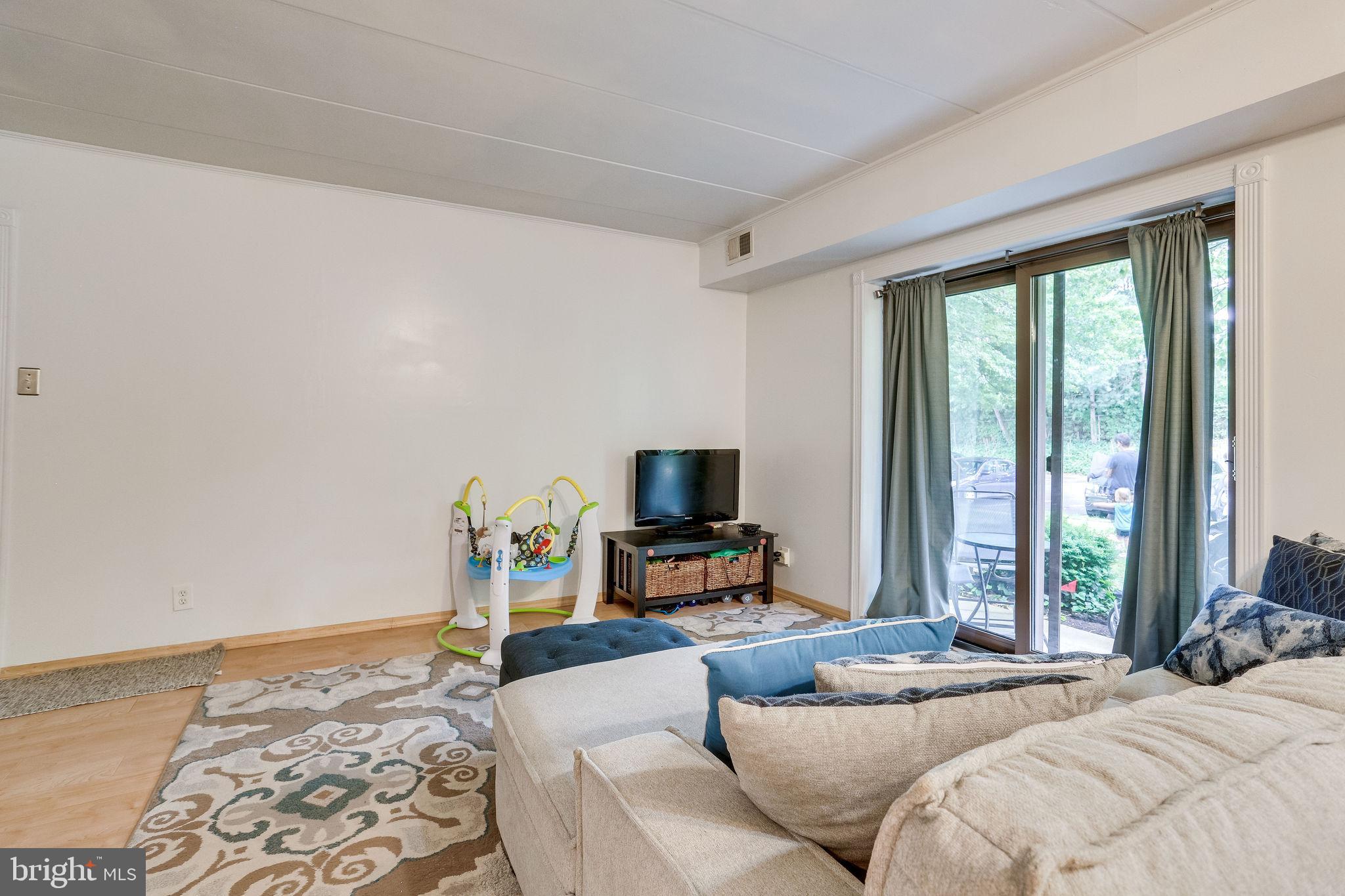 6280 Edsall Road, Unit 201 Alexandria, VA 22312 - Photo 7 of 40 Living Room