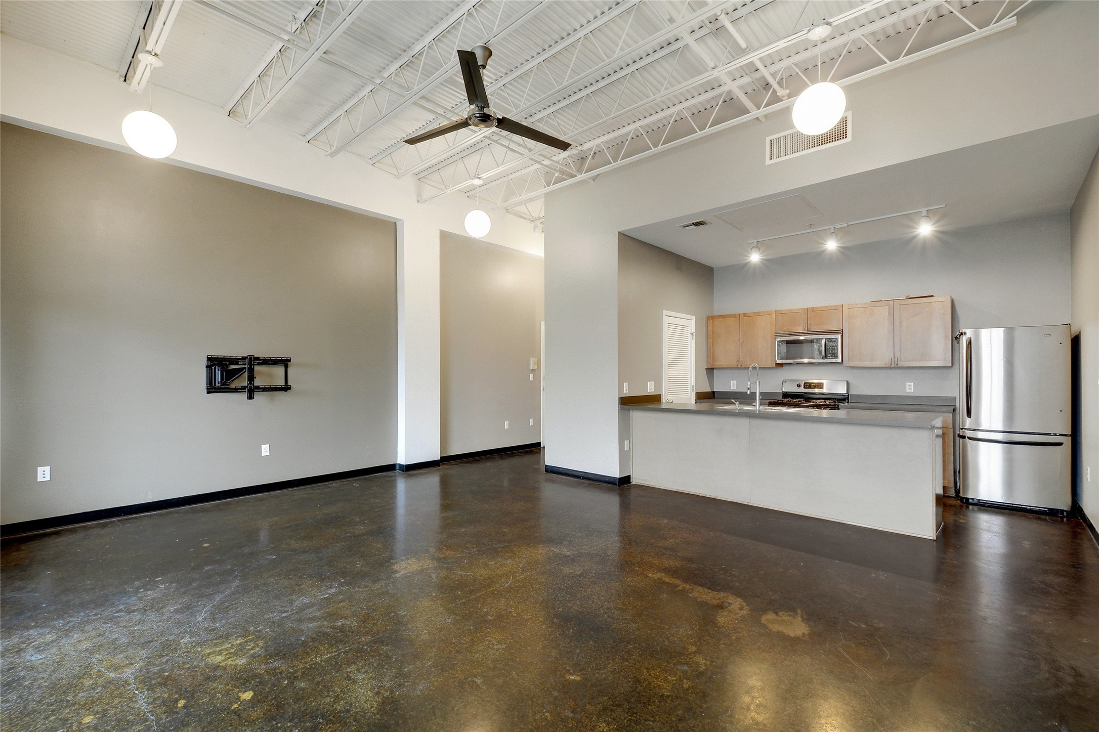 2401 East 6th Street, Unit 41 Austin, TX 78702 - Photo 2 of 23 a view of kitchen with refrigerator and microwave