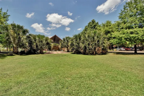 a view of a backyard