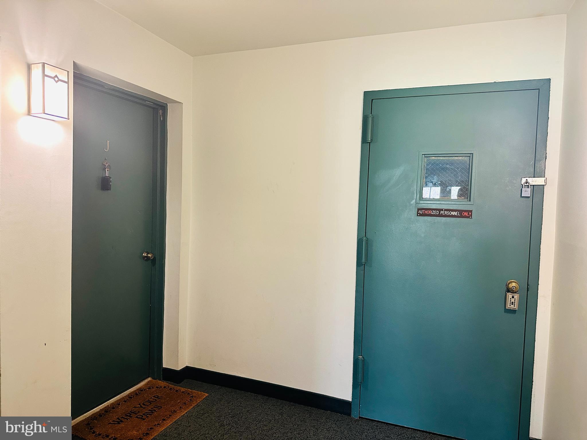 8312 Kingsgate Road, Unit 534 Springfield, VA 22152 - Photo 30 of 32 a view of a hallway with front door
