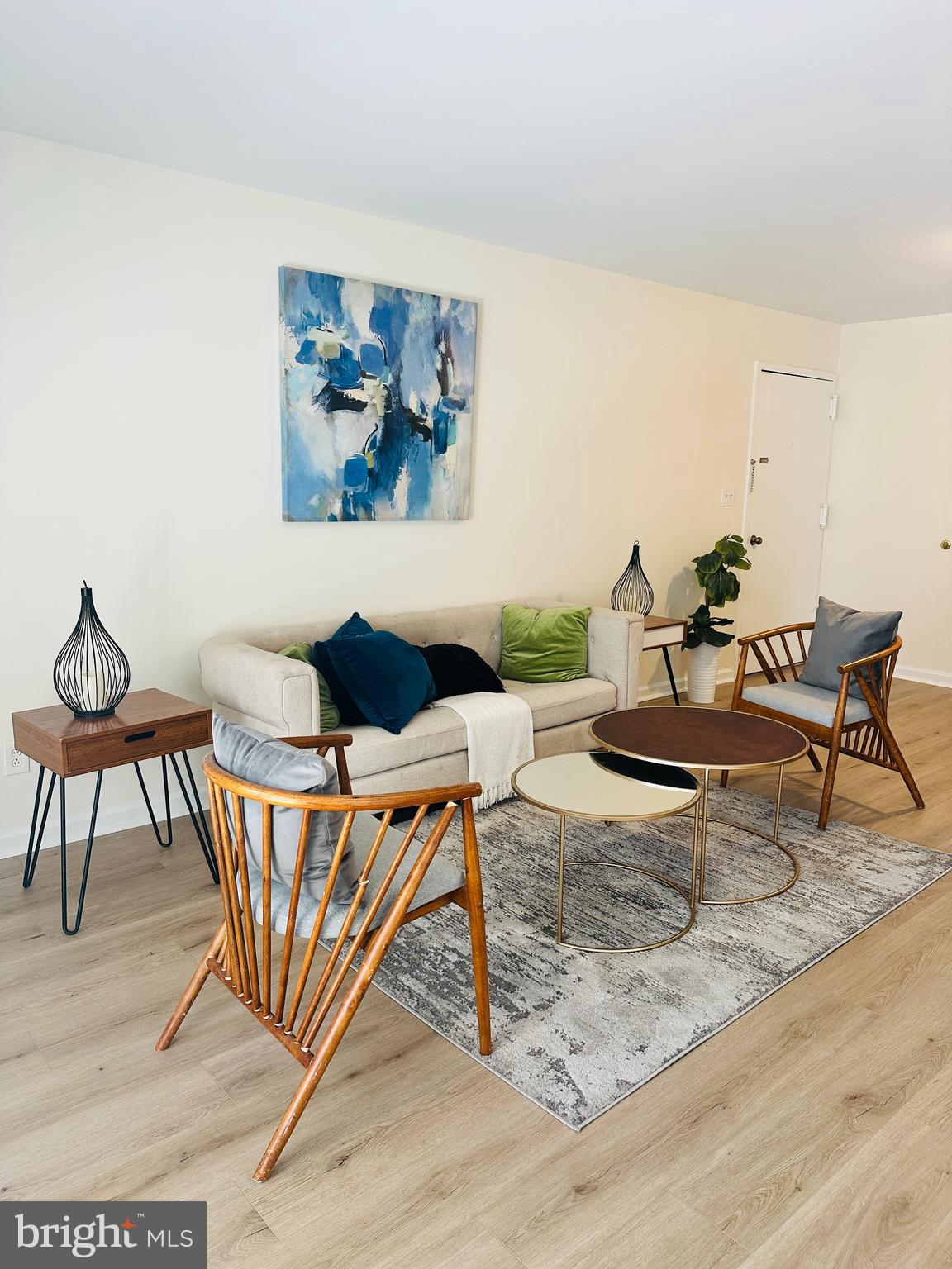 8312 Kingsgate Road, Unit 534 Springfield, VA 22152 - Photo 9 of 32 a living room with patio furniture and a rug