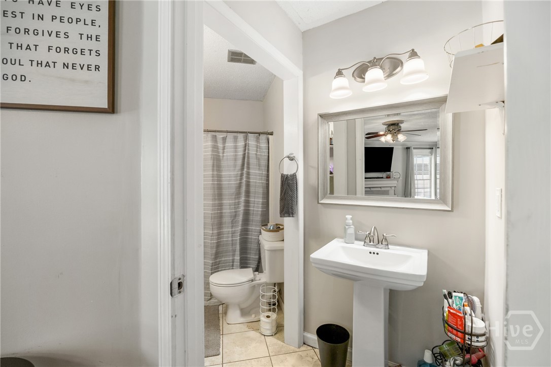 1579 Shoal Creek Road Colbert, GA 30628 - Photo 21 of 42 BAthroom for second large bedroom on main