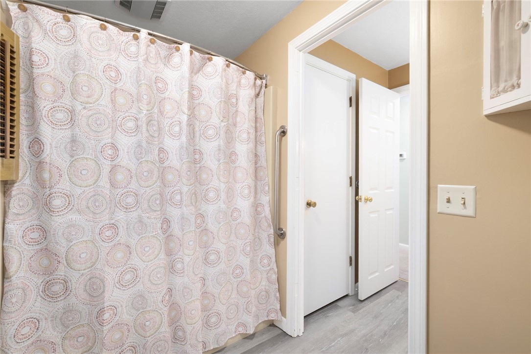 31 Pond View Drive Coventry, RI 02816 - Photo 24 of 48 Main full bath with shower and tub.