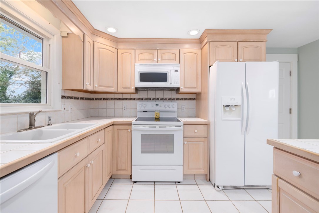 31 Pond View Drive Coventry, RI 02816 - Photo 8 of 48