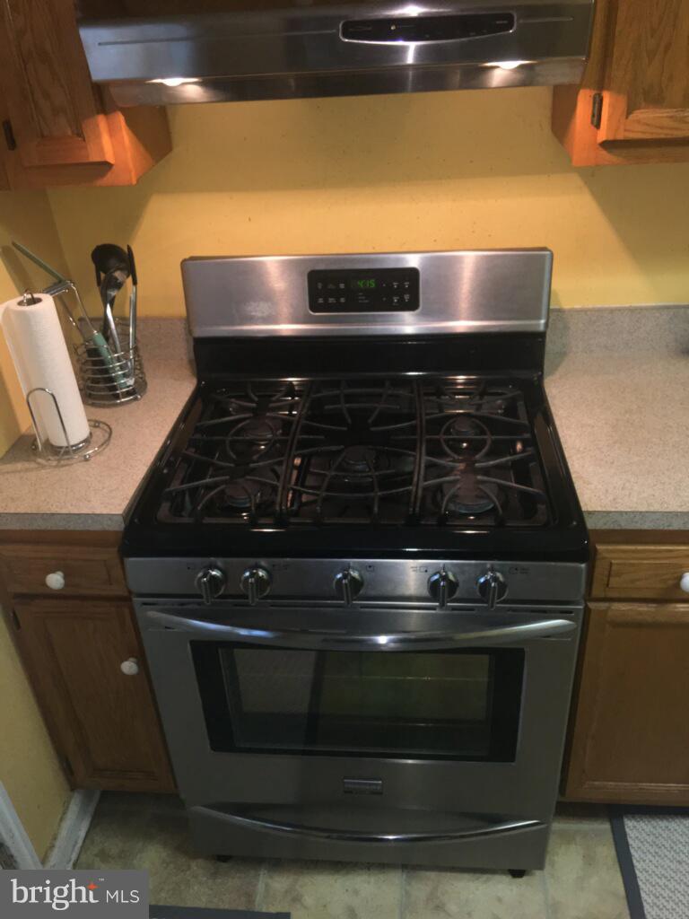 1728 Ingram Road Baltimore, MD 21239 - Photo 11 of 44 a close view of stove