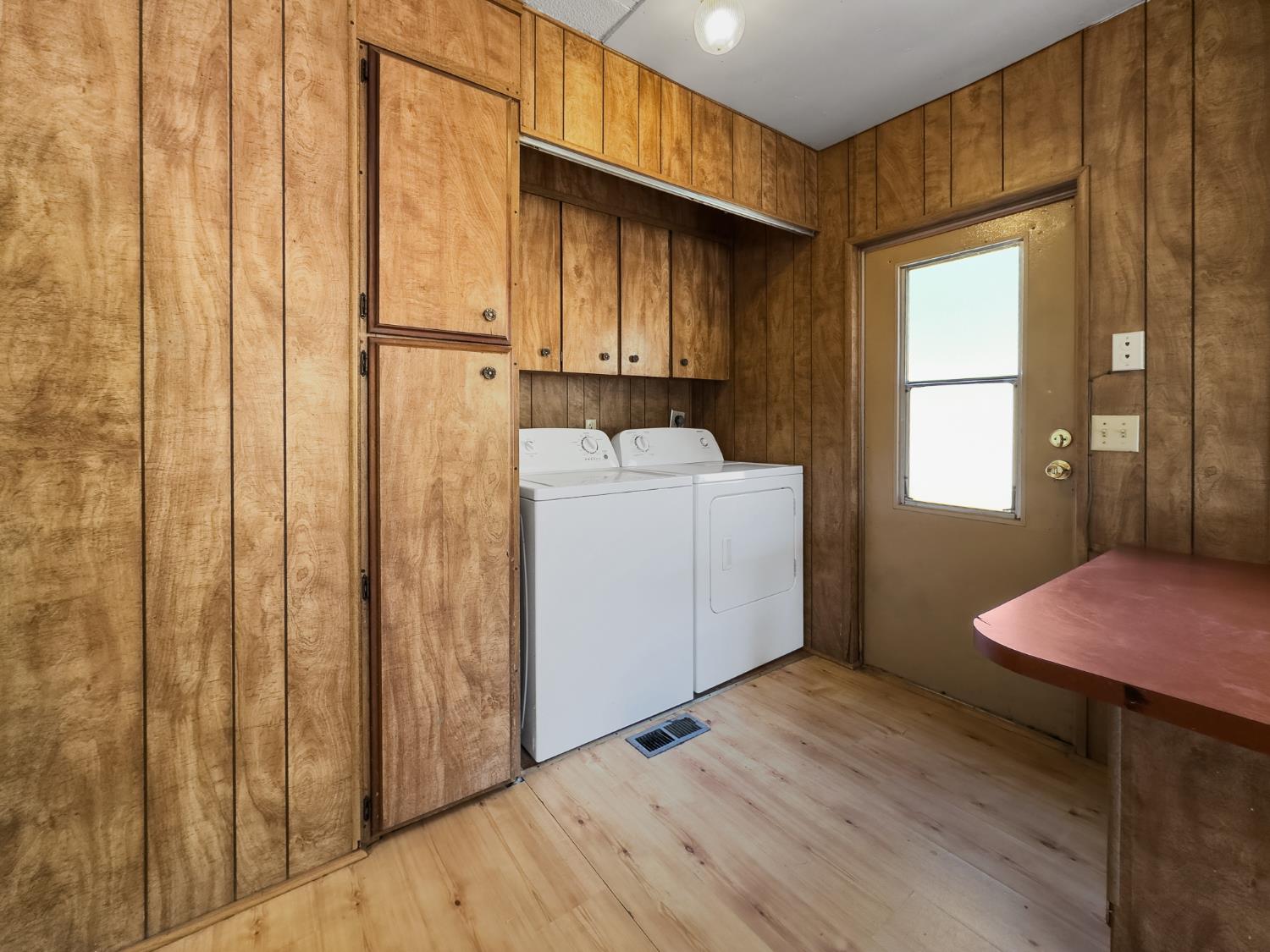 40882 Jean Road East Oakhurst, CA 93644 - Photo 6 of 32 a hallway with a large window