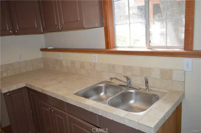 a close view of sink and tap