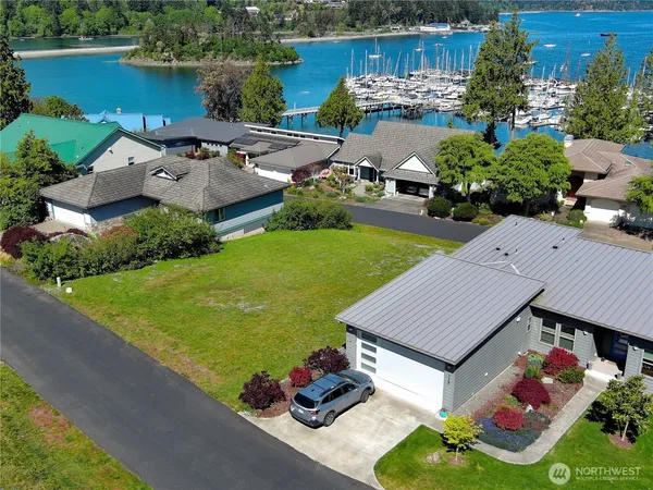 an aerial view of a house with garden space lake view and houses with outdoor space