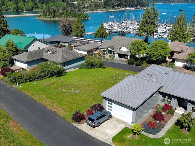 an aerial view of a house with garden space lake view and houses with outdoor space