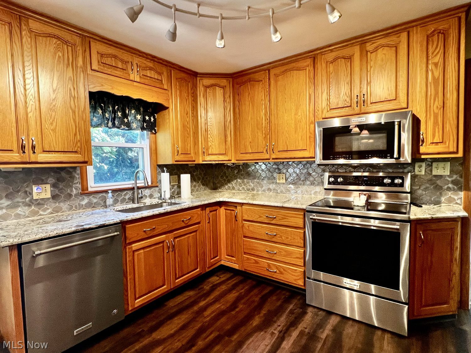 1123 Granger Road Medina, OH 44256 - Photo 19 of 31 Kitchen - w/ Granite Counters